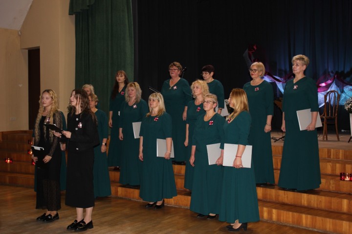 Ezeres pagasta sieviešu koris "Kaprīze"